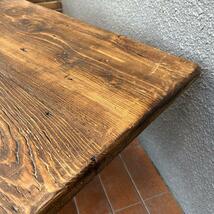 y857r102 無骨なパイプ脚のインダストリアルテーブル ヴィンテージ感あふれる木製天板の特大テーブル 店舗ディスプレイ 什器 141×88㎝_画像8