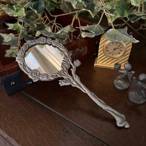 y880 おとぎ話に出てくるようなピューター調の手鏡 ハンドミラー 森の妖精 バラの化身 アンティーク調 不思議な魔法の鏡のような逸品