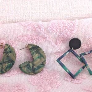 ②ブラックサークル×マーブルスクエアピアスセット♪