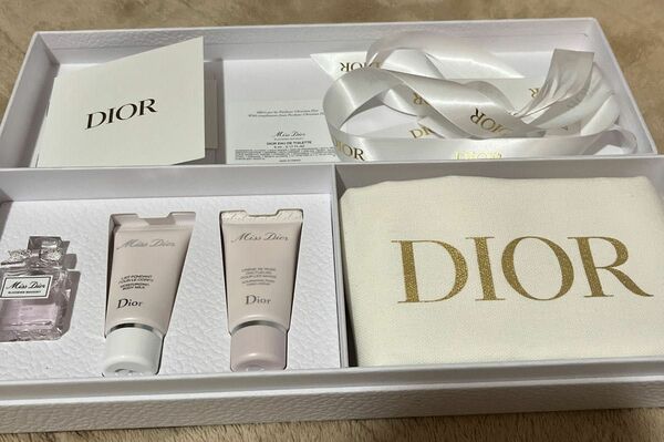 Dior バースデーギフト　Dior チャーム　ピンバッジ　カタログ　サンプルなど　