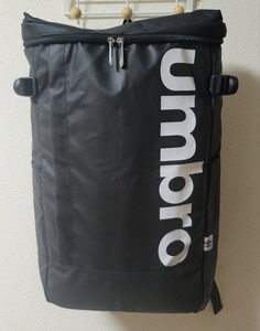 【UMBRO】アンブロ ボックスリュック 32L ブラック 白ロゴ 通勤通学