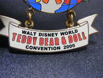 海外ディズニー 限定 6500個 teddy bear & doll convention 2000 ピンバッジ disney W.D.W_画像2