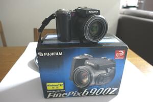 FUJI FILM FinePix 6900Z 動作美品 記録メディア2枚、バッテリー6本 元箱と付属品完備