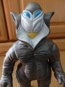 格安貴重レア・悪質宇宙人メフィラス星人（グレー）ブルマァク怪獣シリーズ・復刻版『ウルトラマン』に登場・高さ約22.5ｃｍ・中古現状品