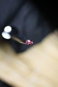 ＜百花繚乱とまでは行かないが・・・＞　マラヤガーネット（希少色）：レッドオレンジ系１．１７ｃｔ＆パープル系１，１３ｃｔ（二者択一）