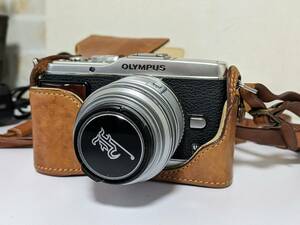 【中古】OLYMPUS PEN E-P3 M.ZUIKO DIGITAL 14-42mm 1:3.5-5.6 Kaza Fullケース PenFTレンズキャップ 木製グリップ