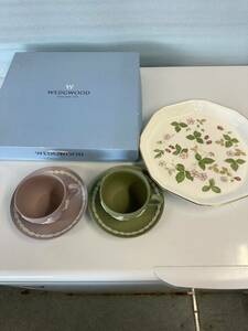 ダブル出し　ウェッジウッド WEDGWOOD ワイルドストロベリー 大皿　箱あり　洋食器 箱付 カップソーサー2つ　色違い