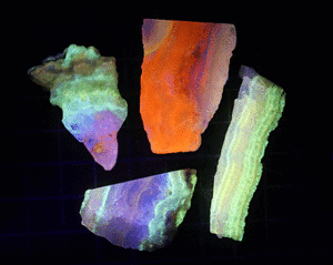 鉱物標本、蛋白石、蛍光オパール北海道産　M 25グラム（C13)