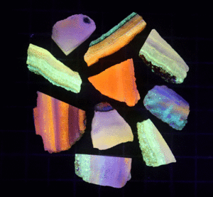 鉱物標本、蛋白石、蛍光オパール北海道産　S24グラム（D3)