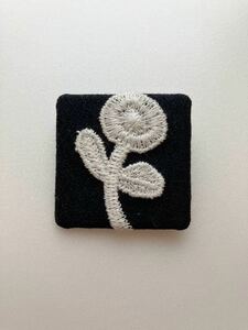 ミナ ペルホネン サンキューベリーバッジ 四角 刺繍 正規品 ブローチ mina perhonen ミナペルホネン ネイビー ホワイト