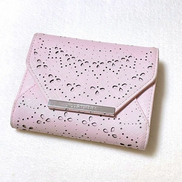 ジルスチュアート 二つ折り財布 ピンク 型抜き 
