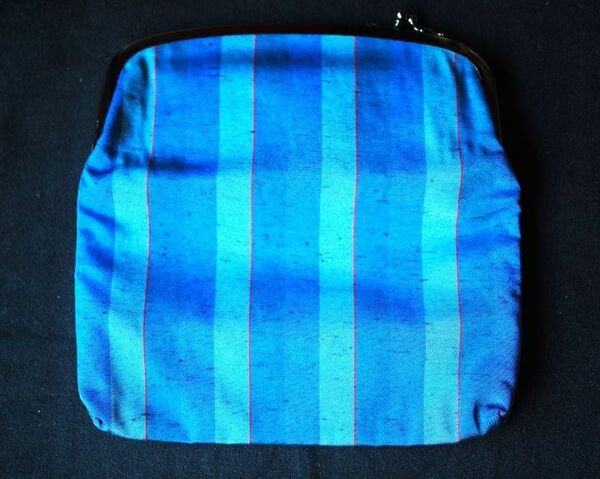 和装小物　がまぐち型　　　青ストライプ柄の布バッグ　　用途いろいろ