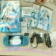 美品 超希少 PSP 3000 初音ミクモデル 本体 バッテリー 純正充電器 メモリースティック4GB 液晶保護フィルム ターコイズグリーン diva_画像1