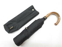未使用に近い美品　Paul Stuart　ポールスチュアート　折りたたみ傘　雨傘　黒 ブラック　地柄　木製ハンドル_画像1