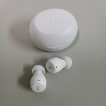 601y3107★JVCケンウッド JVC HA-A5T-W ワイヤレスイヤホン Bluetooth ホワイト カナル型 最大15h再生 生活防水 小型 軽量 音量調節_画像2