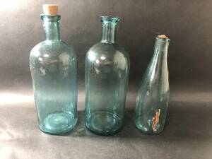昭和レトロ　プレスガラス　薬瓶　まとめて３本　ブルーガラス　アンティークガラス　レトロガラス　ブロカント雑貨　