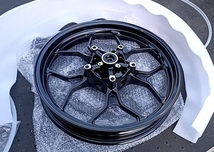 新品 フロント ホイール ABS用 YZF-R25 YZF-R3 MT-25 MT-03 純正タイプ front wheel 141_画像1