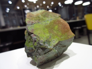 外国産鉱物標本　オーストラリア産　ヴォルボーサイト(バナジン銅鉱)