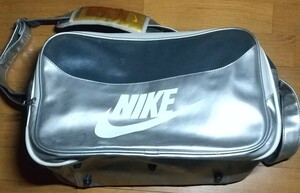 NIKE ショルダーバッグ★エナメル バッグ　シルバー　32×49㎝