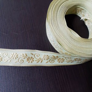 インド刺繍リボン　クリーム×ゴールド　1メートル　ハンドメイド　インドリボン チロリアンテープ 手芸