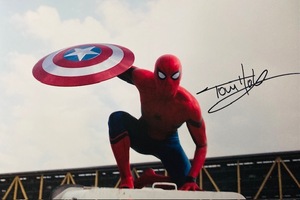 スパイダーマン ノー・ウェイ・ホーム　トム・ホランド 直筆サイン入り写真 ホログラム付き保証書 ファー・フロム・ホーム