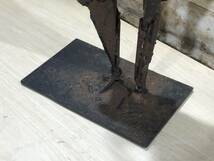 メタルアート 彫刻 オブジェ 紳士像 高さ55cm 4.8kg 詳細不明 現状品 インテリア 札幌市_画像9