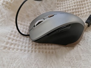 サンワダイレクト 有線マウス USB-A 静音 小型 5ボタン 戻る 進むボタン搭載 ブルーLED ブラック 400-MA159 アルミ製スクロールホイール 