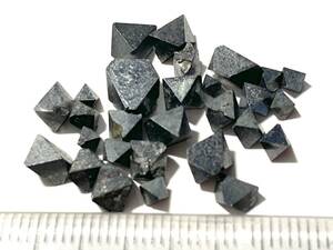 極小の八面体磁鉄鉱 ２・5g程度（パキスタン産鉱物標本）