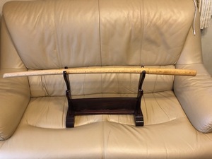 本枇杷(弱寅目)　木刀　剣峯　半丸　荒牧　全長約101.5cm　重量約540ｇ　杢目磨き出し　無着色　蜜蝋仕上げ　素振り・居合用　