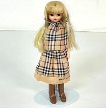 M324-K46-838 TAKARA タカラ / リカちゃん / 全長 約24cm / ハンドメイド? 衣装 BURBERRY バーバリー / スタンド付き ⑦_画像1