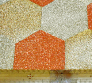 在庫整理　新古品　化繊金襴の反物から 色濃淡にオレンジの亀甲模様　幅70㎝、長さ50㎝　クッションにも