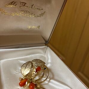 サンゴのブローチ