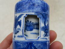 K5338 乾隆年製 内回る 鼻煙壷 二重 青華 染付 回転 在銘 風景人物図 陶磁工芸 古玩 中国古美術 時代物 鼻煙壺 茶道具 鉄瓶 YO01_画像10