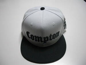 ギャングスタ「Compton」刺しゅうキャップ（黒×白）・ローライダー・HIPHOP・チカーノ・メキシカン・送料￥300