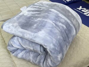 西川　光沢の繊維　超あったか　肉厚エリ付２枚合せ毛布　ボリュームがすごい　極細繊維　ムジ　グレー　ウォッシャブル