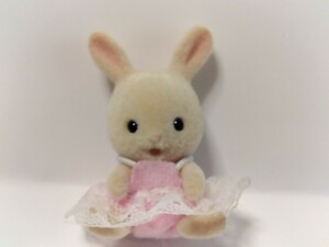 シルバニアファミリー 初期　人形　みるく ウサギの赤ちゃん　ベビー　おすわり　洋服　ピンク　ワンピース　おままごと