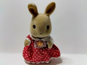 シルバニアファミリー 　耳折れ　ウサギ　女の子　子供　 洋服　赤　ドット柄　ワンピース