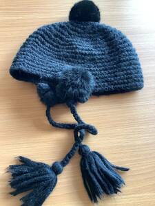 レディース　可愛い帽子　ラビットファー　ニットキャップ　編み物　黒　ブラック　耳当て付き　耳温かい　紐付き　紐あり　ポンポン付き