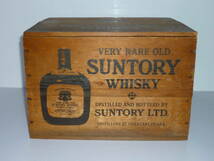 60110-8　木箱　SUNTORY　WHISKY　32.5×27.5×21.7cm　VERY RARE OLD　サントリーウイスキー オールド　_画像2