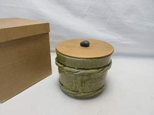 I10409 【 美品 茶道具 高木作 桶型 水指 杉蓋付 陶印 紙箱 】 検) 信楽焼 茶器 水指 水差し 茶事 茶会 お点前 茶会 蓋物 伝統工芸 ⅱ