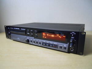 ★TASCAM★ タスカム 業務用CDレコーダー CD-RW900SL / 動作品・メンテナンス済 / 2013年製 / 使用頻度少 / 取扱説明書 付属