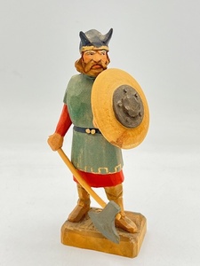 N34303■ HENNING NORWAY ヘニング ノルウェー 木製 木彫 人形 バイキング 戦士 置物 約16cm ヴィンテージ 斧 盾 ■