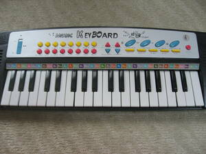 【即決・中古品】37KEYS ELECTORONIC KEYBOARD/動作確認済(音は右側のみOK）/電子キーボード/37鍵盤/自動演奏機能