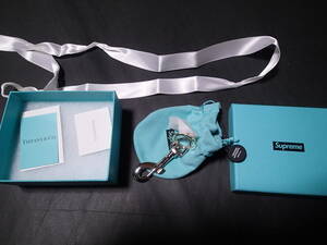 新品未使用 TIFFANY&Co. ×　Supreme 　ティファニー 　Return to Tiffany Oval Tag キーホルダー 925×メタル素材　