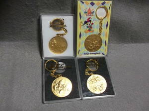 ②Tokyo Disneyland　東京ディズニーランド　キーホルダー4コ　未使用ケース入　1997年・1998年・2000年記念メダル　ミッキーマウス