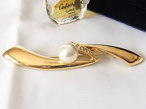 1 bead. imite-shon pearl . Cubic Zirconia . shines elegant design Gold color .. affinity . wonderful brooch ^