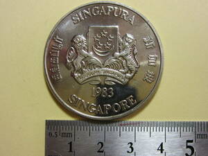 ３、シンガポール　１０DOLLAR白銅貨　１９８３年　２８，１１ｇ