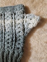  白色とグレー色のグラデーション毛糸で編んだ(ゴム編みとたま編みのハンドウォーマー) です。_画像3