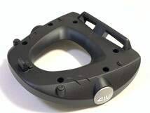 GIVI（ジビ） M5M モノロックケース用ベース 90110　未使用品 取付付属一部欠品あり　車種別フィッティング(FZシリーズ)用ベースプレート_画像2