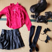 Fate/stay　night　遠坂凛 コスプレ　Mサイズ　赤シャツのマークは刺繍、ボタン付き　背中と脇チャック　短いスカートはチャック付き_画像9